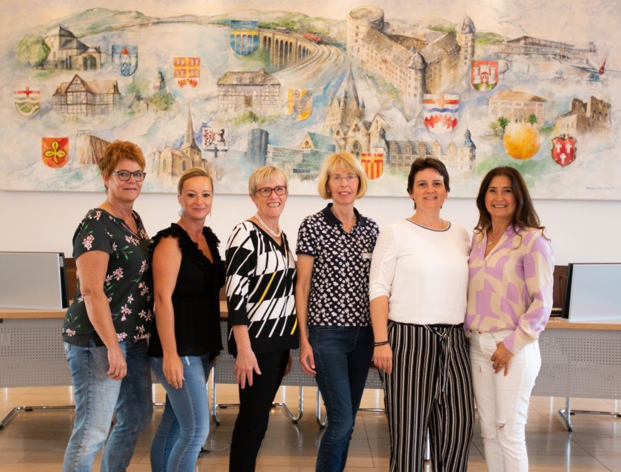 Laden ein zum Fach- und Informationsgespräch: v.l. Rita Köllner(Stadt Delbrück), Simone Böhmer ( Kreis Paderborn), Elisabeth Rüsing ( Gemeinde Borchen), Astrid Freitag ( Stadt Paderborn) ( alle Arbeitskreis der kommunalen Gleichstellungsbeauftragten im Kreis Paderborn), Uta Fechler ( FrauenRat NRW) Roze Oezmen ( Ratsfrau der Stadt Delbrück) © Amt für Presse- und Öffentlichkeitsarbeit, Kreis Paderborn Ulrike Sander Laden ein zum Fach- und Informationsgespräch: v.l. Rita Köllner(Stadt Delbrück), Simone Böhmer ( Kreis Paderborn), Elisabeth Rüsing ( Gemeinde Borchen), Astrid Freitag ( Stadt Paderborn) ( alle Arbeitskreis der kommunalen Gleichstellungsbeauftragten im Kreis Paderborn), Uta Fechler ( FrauenRat NRW) Roze Oezmen ( Ratsfrau der Stadt Delbrück) © Amt für Presse- und Öffentlichkeitsarbeit, Kreis Paderborn Ulrike Sander